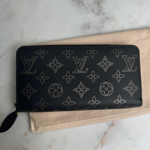 SOLD Louis Vuitton Limited Edition Constellation Mahina Leather Zippy Wallet NM - Picture 4 of 16